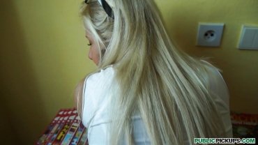 Mofos - slutty blonde milf undressed for cash