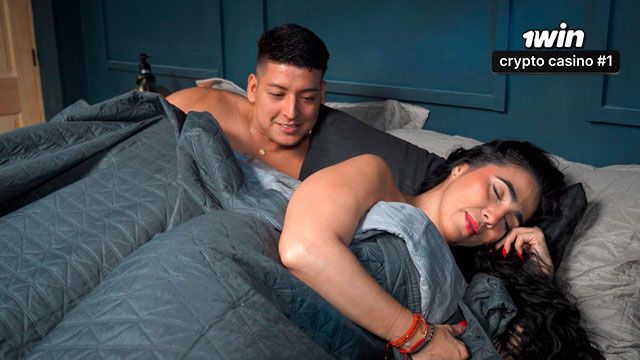Big-bottomed Stepmother Shares Bed after a Mistake upon Arriving from a Trip