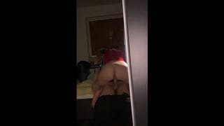 Большая задница не может полностью сесть на длинный член друга
