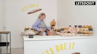 Thick Ass Girlfriend Grinds on her Face... then Scissors until they both Cum