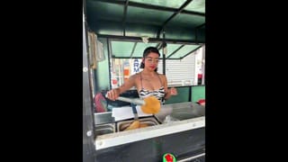 Amiga Ofrecida En El Puesto De Tostadas