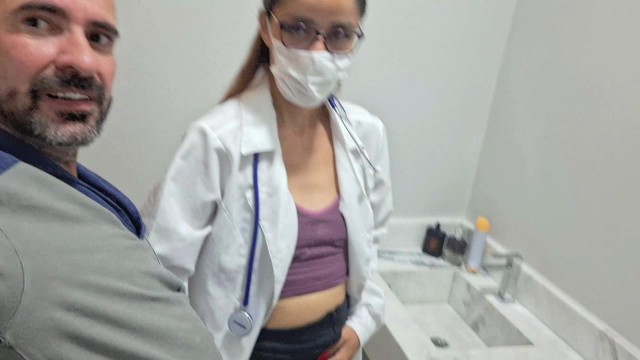 Vazou Video Da Doutora Fodendo com Funcionário no Banheiro do Hospital!