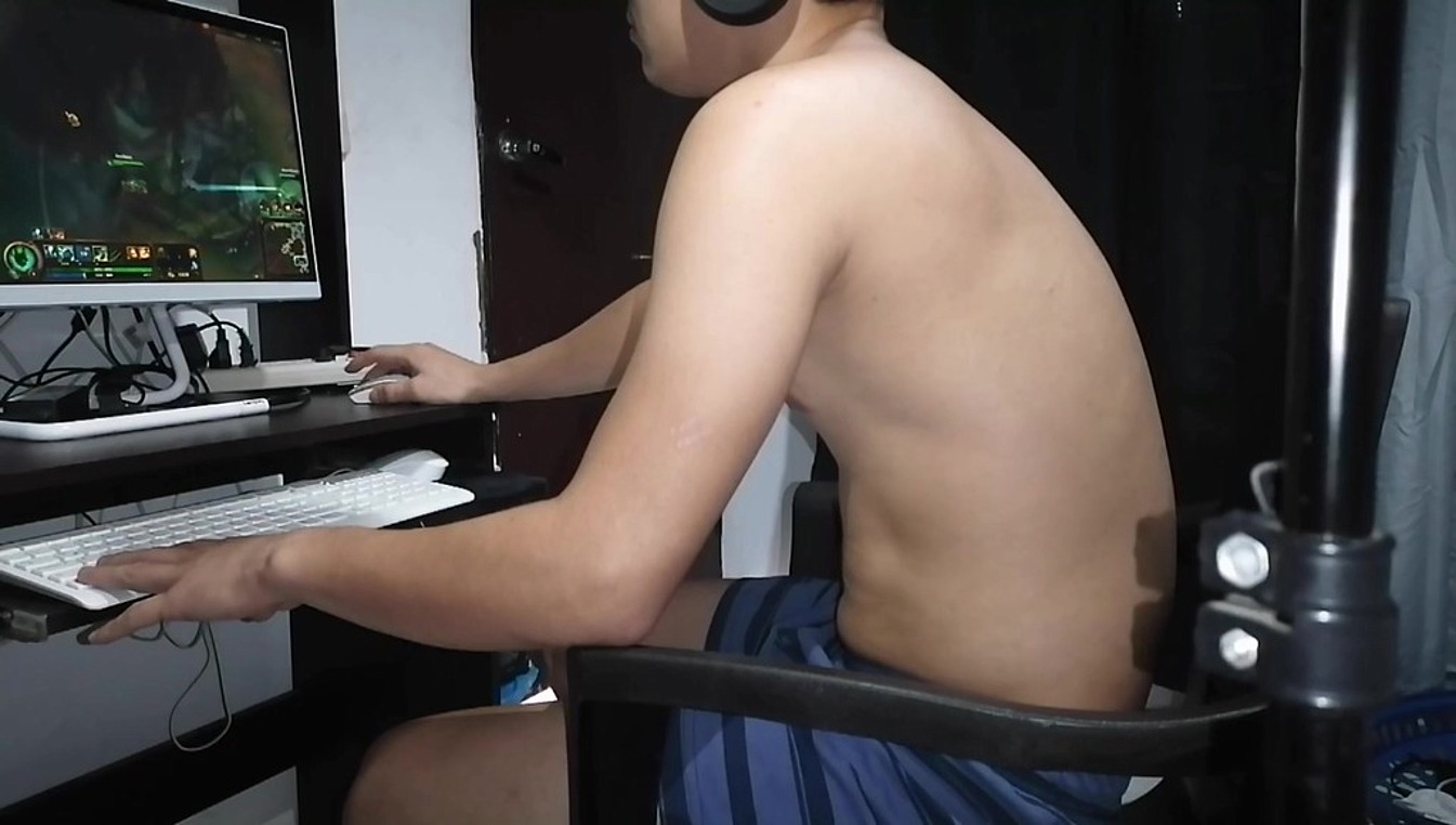 ESTABA JUGANDO Y VIENDO PORNO Y LLEGA LA PUTA DE MI MUJER A ATENDERME.