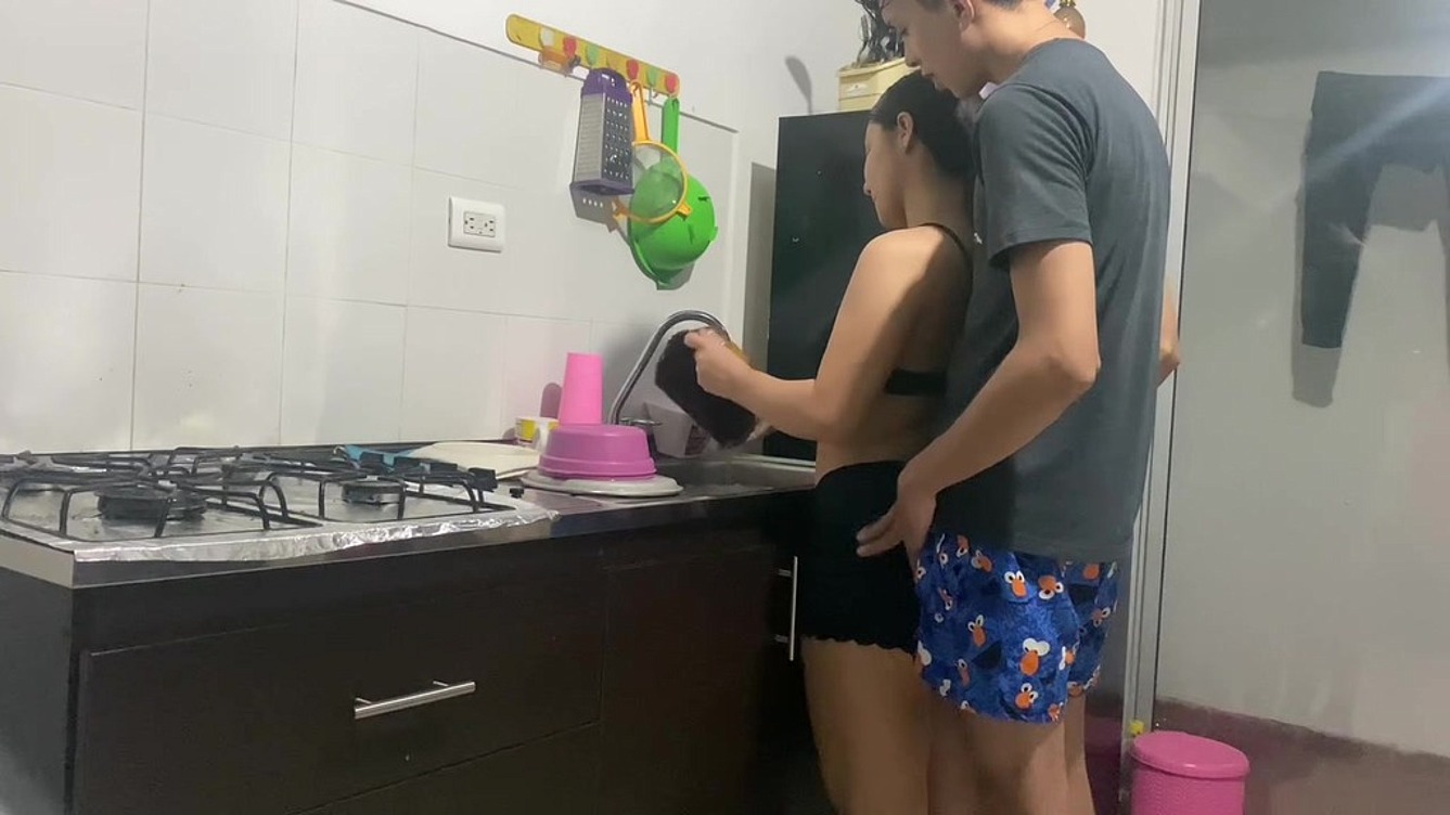 MI COMPANERA DE CUARTO ESTA EN LA COCINA COCINADO MI COMIDA Y APROVECHO PARA FOLLARMELA