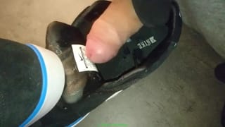 Cumshot inside Nike Mrtyr - Pornhub Gay