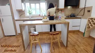 سکس ایرانی با ما.در ناتنی حشریم تو آشپزخونه وقتی حاجی خونه نبود (داستانی مکالمه فارسی)😜🤤