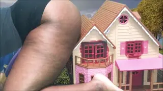 Giantess Dominates Tiny Humans