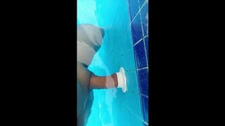 Me Golpeó El Pene y Se me Atora En La Alberca