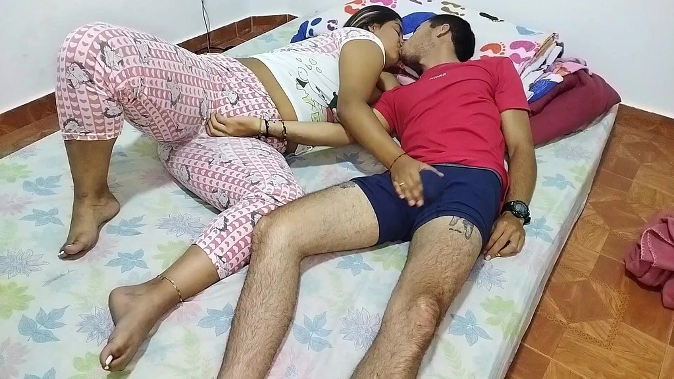 MI MADRASTRA ME DEJA PASAR LA NOCHE EN SU CUARTO Y EN SU CAMA PARTE 1