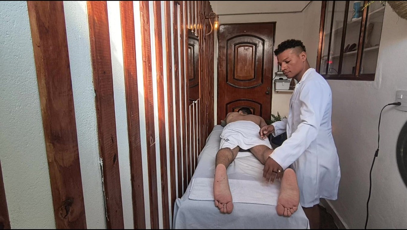 ERA PARA SER UMA DEPILACAO COM MASSAGEM, MAS O TWINK ME COMEU E BEM GOSTOSO.