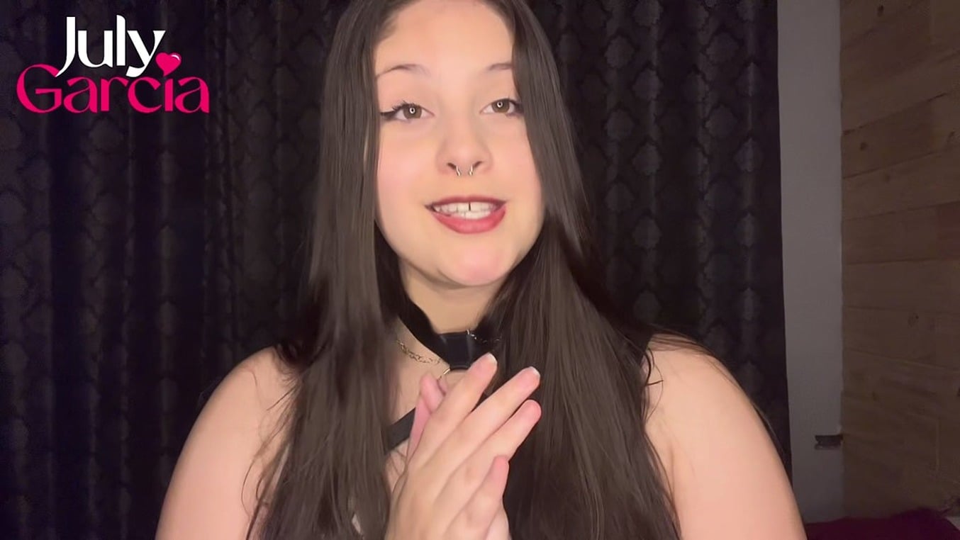 Morena peituda coloca lingerie preta cheia de correntes fica excitada e se masturba usando brinquedo ate gozar