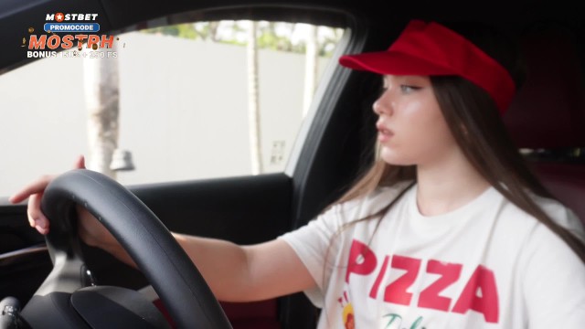 Fucked a Pizza Delivery Girl for being Late, got a Tip with a Powerful Creampie in her Pussy