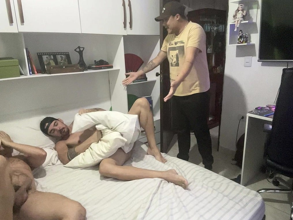 Raphaonce porn video – O CORNO CHEGOU MAIS CEDO DO TRAMPO E PEGOU O MARIDAO COM OUTRO NA CAMA