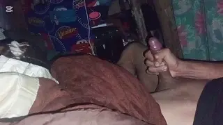 Descubrí a Mi Padrastro Masturbándose a Mi Lado, no me Pude Aguantar y me Tocó Debajo De Las Cobijas. Quiero Tomarme Su Leche.