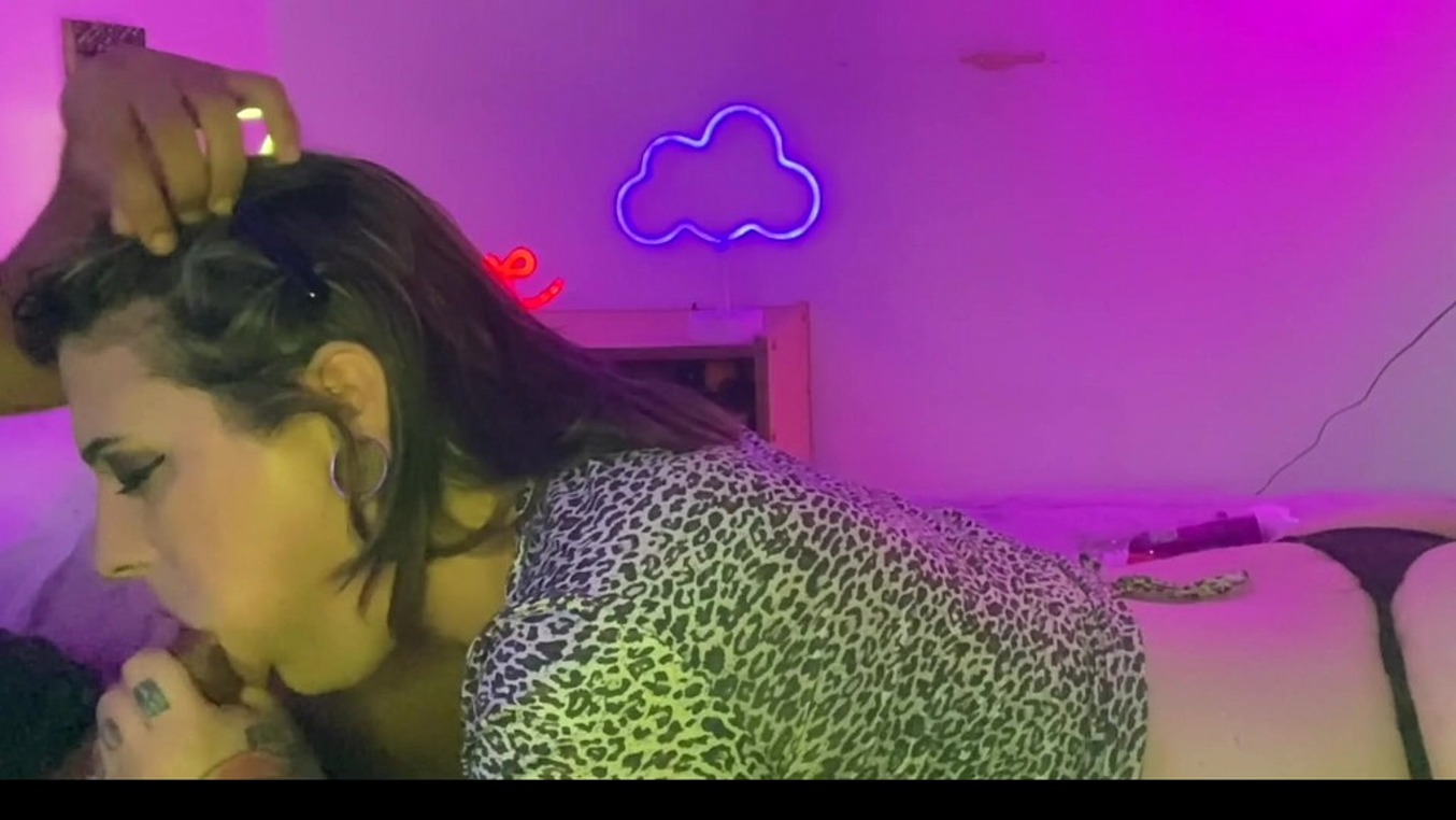 Emma Ink, uma menina trans tatuada e gostosa chupa e da gostoso pro dotado - BBC (COMPLETO)