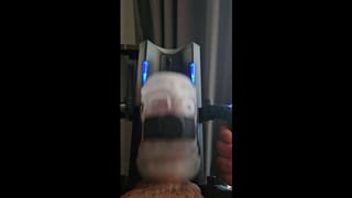 電動オナホールを使って家でオナニーする青年