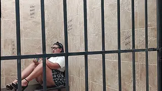 Colegiala Tomada Se Folla Al Guardia Le La Cárcel Tras Las Rejas Para Dejarla Libre