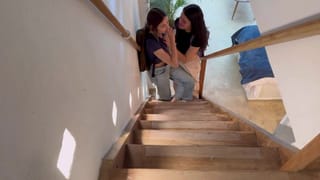 Descubro a Mí Hijastra y Su Amiga Follar En Las Escaleras a Escondidas.
