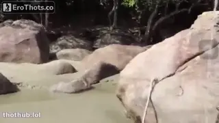 Coroa gostosa se exibindo na praia