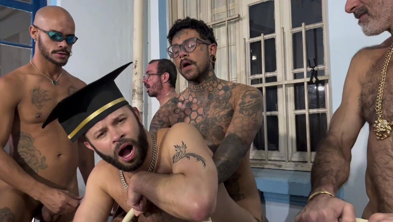 A REUNIAO DA EMPRESA ACABOU EM UMA ORGIA SEXUAL ENTRE OS TRABALHADORES - 02
