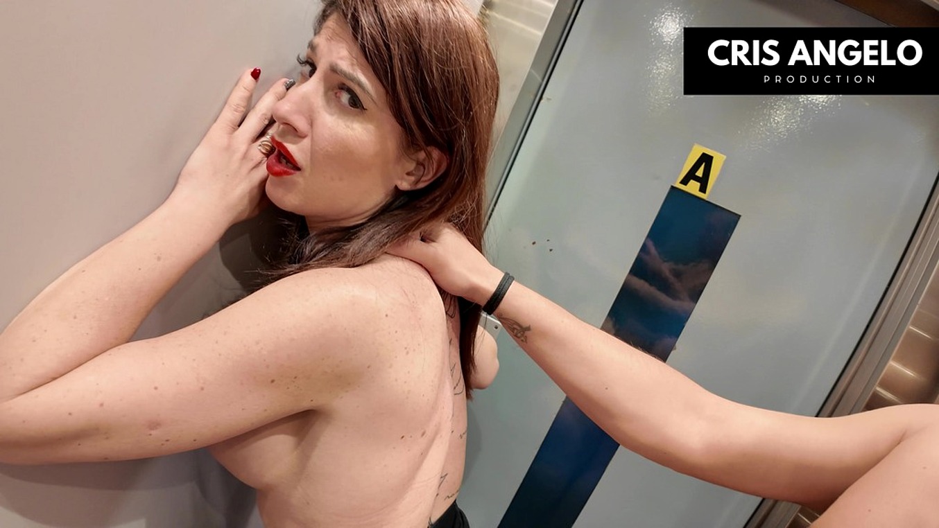 APAGON Espana - Blackout SPAIN - Bloquee dans l'ascenseur, elle finit par baiser son voisin marie - part 02