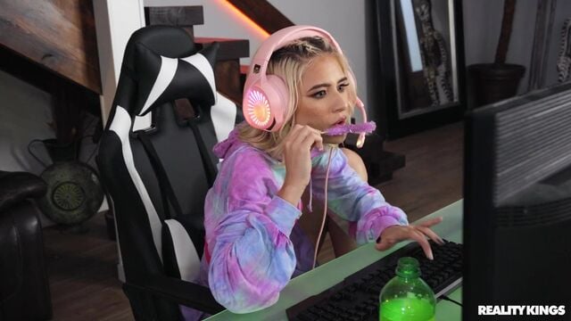 Gamer porn video – Blowjob video with stylish Jessie Saint from RK Prime