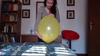 Compression Pressure porn video – BIG YELLOW LOONER: Nicoletta’s High-Pressure Game on Latex