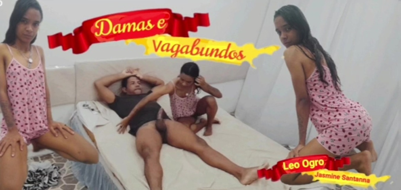 Pequena asiatica sentando com cu no pau em um pau grosso