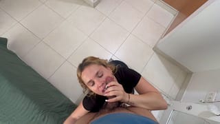 KIRA BLONDE, Dando Una Mamada Impresionante, Hasta Beber Su Leche.