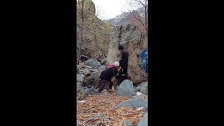 ساک زدن دختر ایرانی توی کوه برای دوست پسرش.آب پسره هم میریزه توی دهن دختره.suck Dick in Mountain and Cum in Mouth