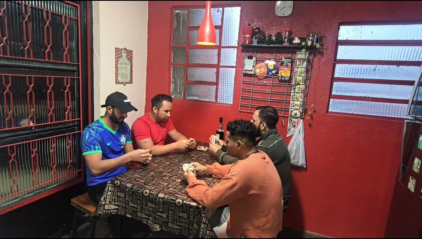 Apostou no baralho e rolou orgia entre os participantes - 01