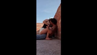 Llega Su Esposo De Trabajar Cuando De Vaquera Al Aire Libre En La Azotea Estaba