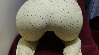 شاب عربي ينيك زوجته مربربه وينزل حليبه في كسها