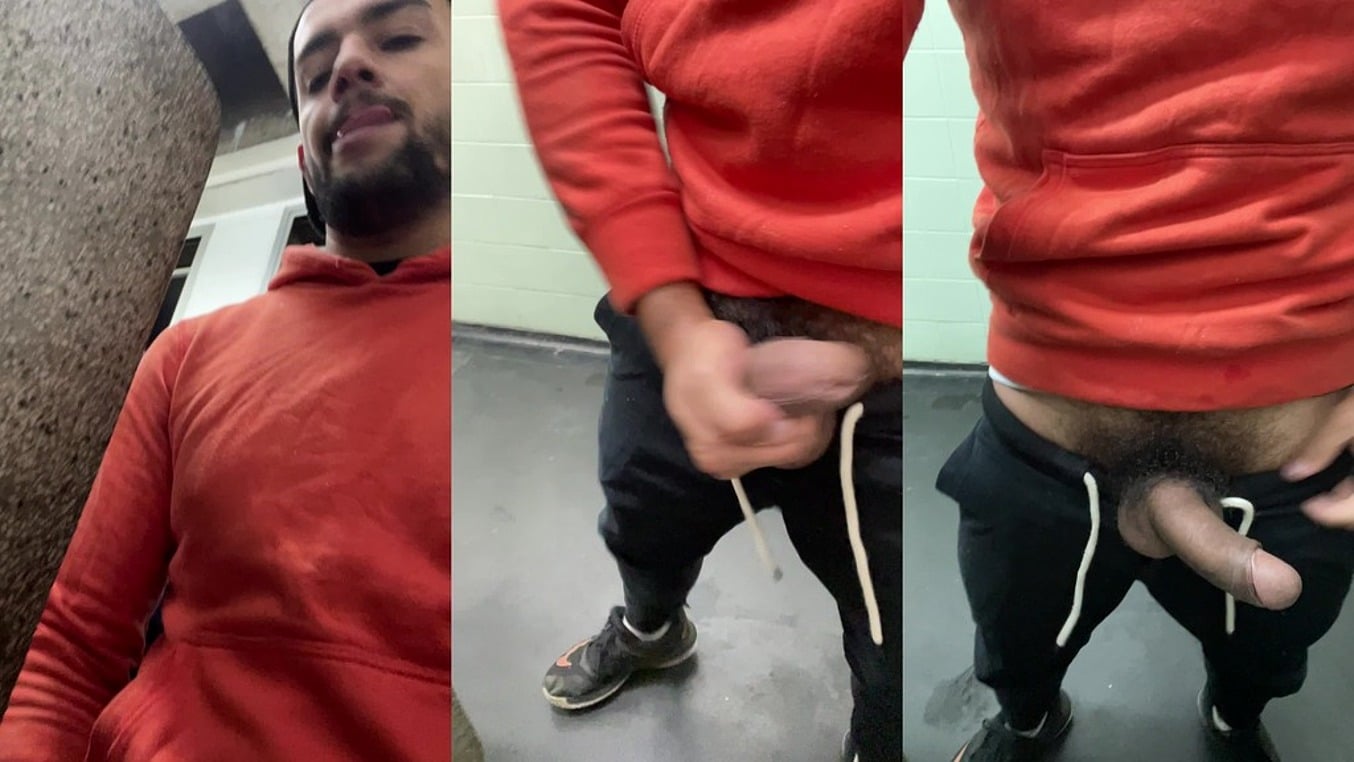 VARIOS ATIVOS FODENDO A GARGANTA DE UM JOVEM GAY NO BANHEIRO DA CICLOVIA.