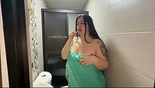 Bano Tactico porn video – Un accidente en el baño que nadie esperaba, mi cuñada tiene el culo muy estrecho.