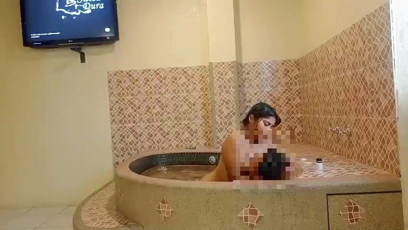 Te gustaria ver a tu esposa como disfruta con su amante en el jacuzzi