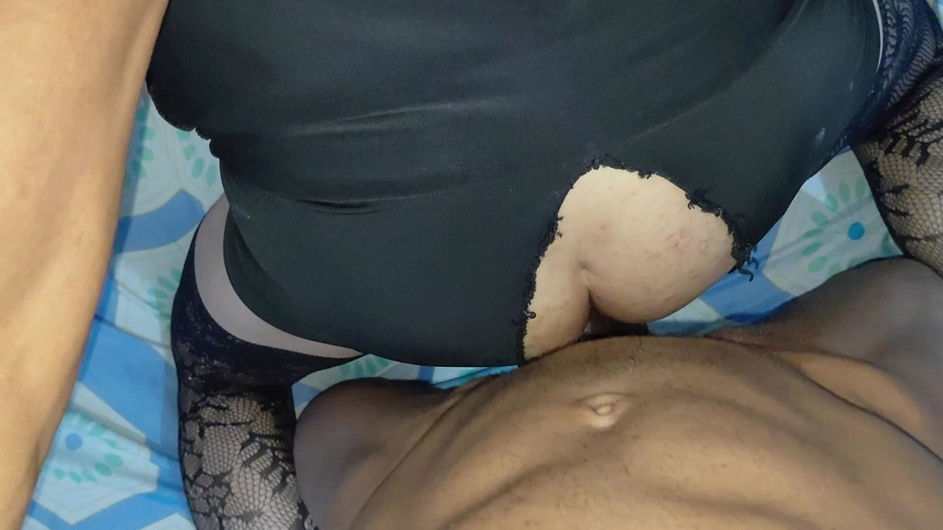 Travesti sexy mama la vergota de 25 cm Ronny, luego cabalga su polla erecta y despues la folla en la posicion del misionero y en la del perrito y lo hace derramar toda su leche