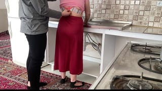 زندای آشپزخونه ظرف میشست که ماساژش دادم هورنی شدیم