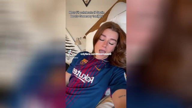 18-Year-Old Influencer’s Pussy Peek during Erotic TikTok Livestream