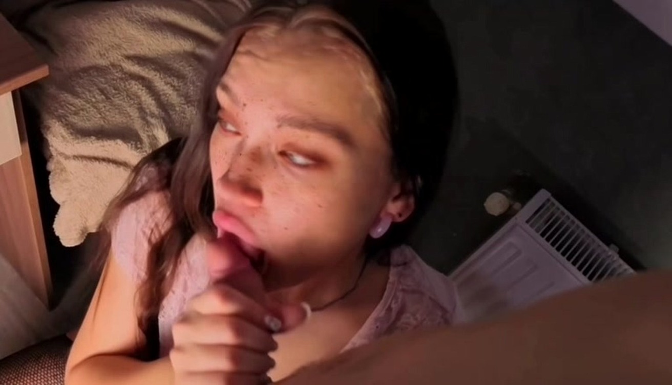 Rubia follada a cuatro patas por amigo