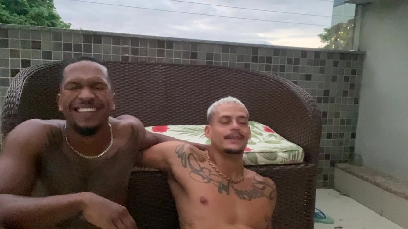 PUTO DANDO PRA DOIS NEGOES GOSTOSOS - COMPLETO