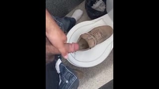 Gozando NAS Botas no Banheiro do Trabalho, Cum into Work Boots at Works Bathroom - Pornhub Gay