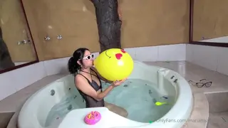 Bubble Gum and Blowing to Burst in the Jacuzzi (full Video on C4S / MV / OF / Membersite)