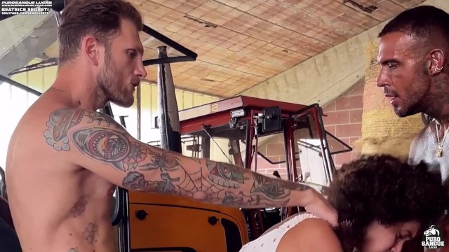 Threesome in the Barn: two Boys Fuck a Stranger Filling her Pussy BeatriceSegreti