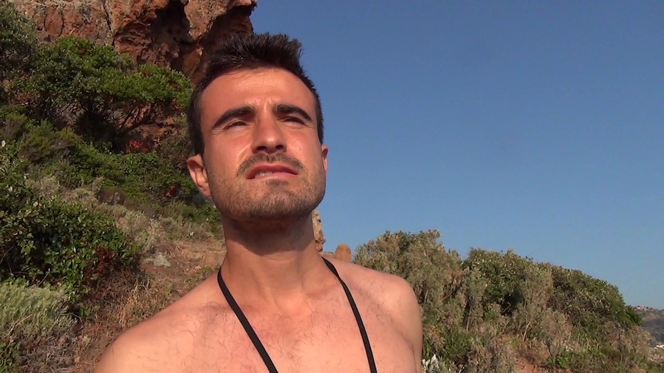 Jeune sauveteur se fait peter le cul par un collegue macho dans les calanques