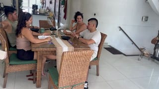 EL MEJOR AMIGO DE MI NOVIO ME ATRAE Y ME LO FOLLO EN SU COCINA FRENTE a SU ESPOSA