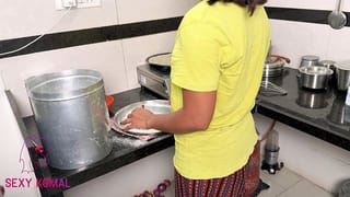 Komal Khana Banate Banate Chut Bhi Rahi Thi