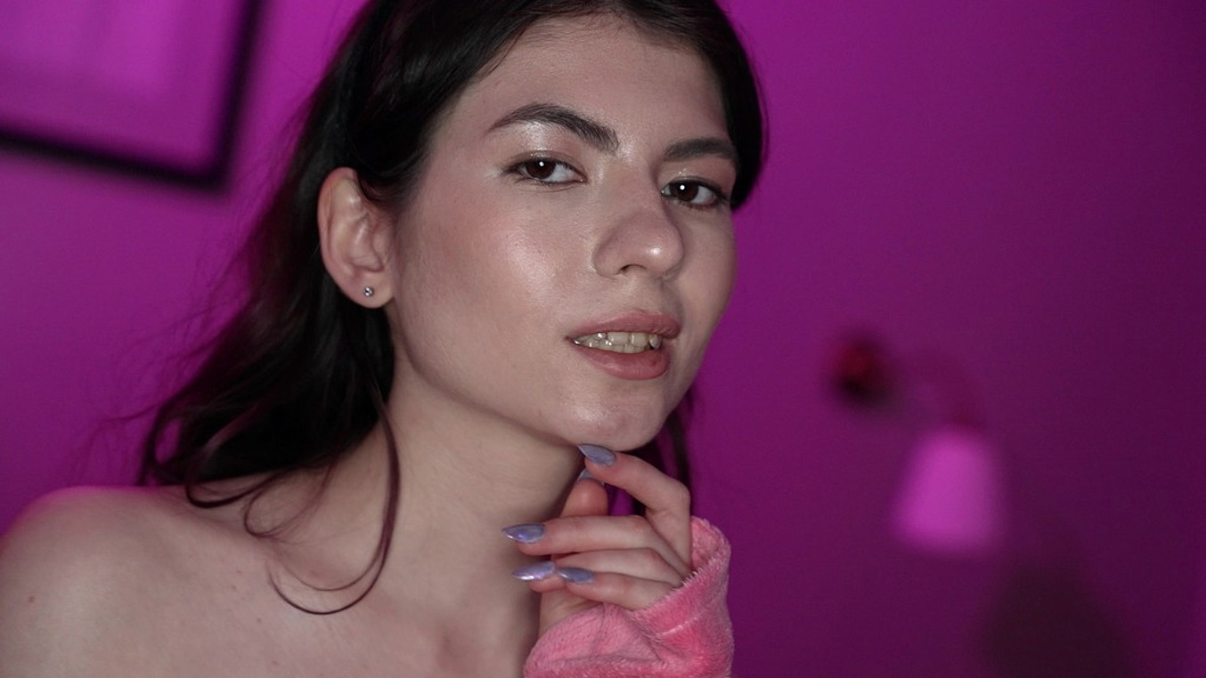 Slim Chick Luna Lynx Gets Intense Anal Fucking and Shows Anal Gape SS006