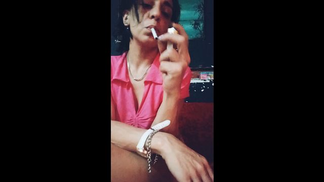 Ruidos Húmedos: Humo, Mirada Intensa y Saliva.