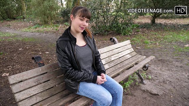 Lovely 19 Years Luna does Anal Casting